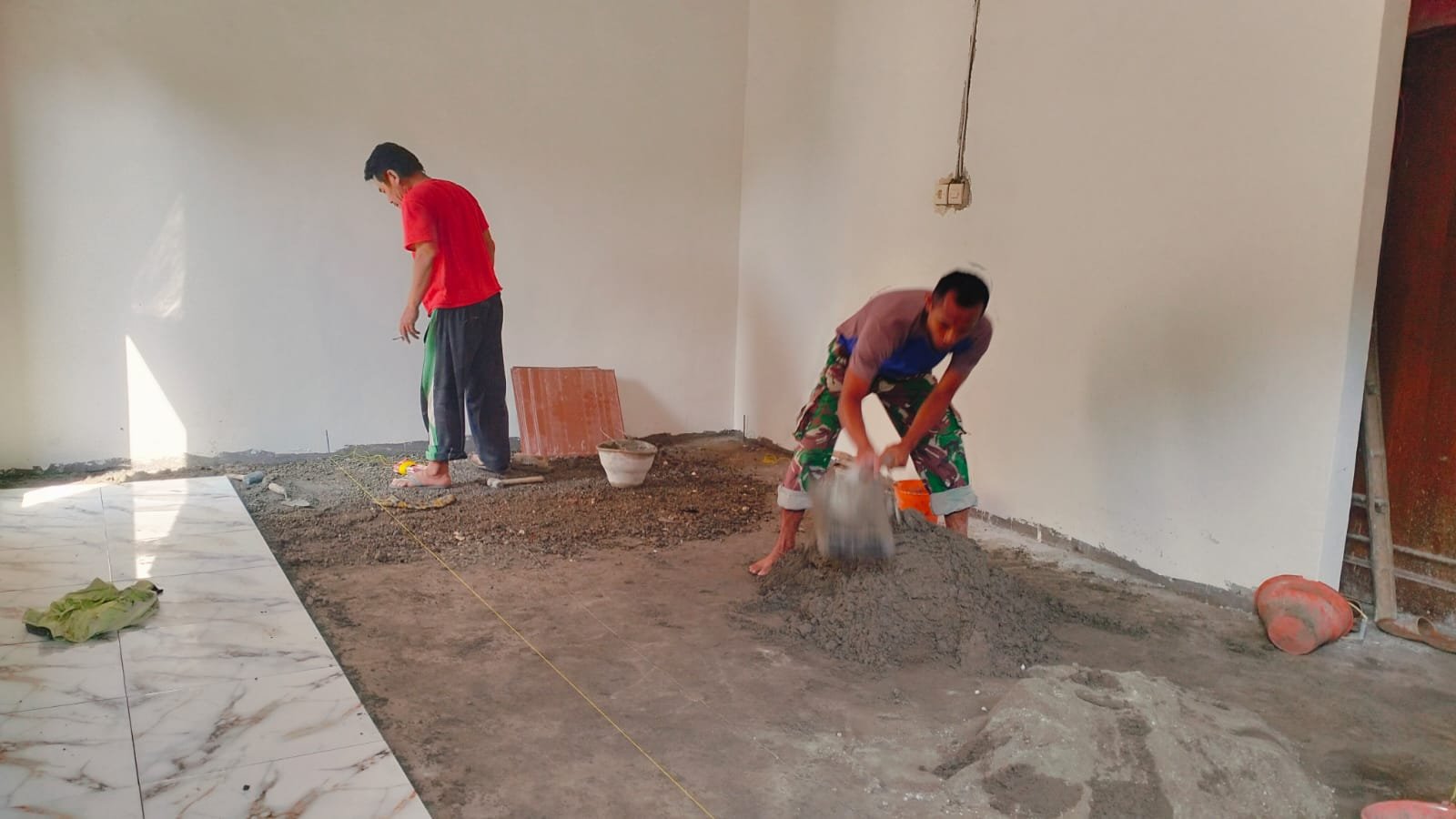 ​Sentuhan Tangan Dingin Satgas TMMD 129 Kodim 0812/Lamongan: Uji Presisi dan Seni Menata Keramik di Rumah Impian Warga