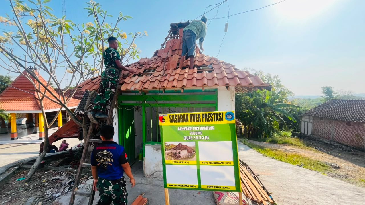 Tancap Gas Tambah Sasaran Overprestasi, Satgas TMMD ke-129 Kodim 0812/Lamongan Garap Pemasangan Atap Pos Kamling Desa Tlemang