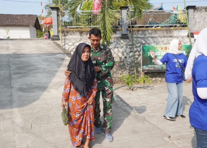 Tuntun Langkah Lansia, Sentuhan Humanis Serma Edi Warnai Pelayanan Kesehatan Nonfisik TMMD 129 Kodim 0812/Lamongan