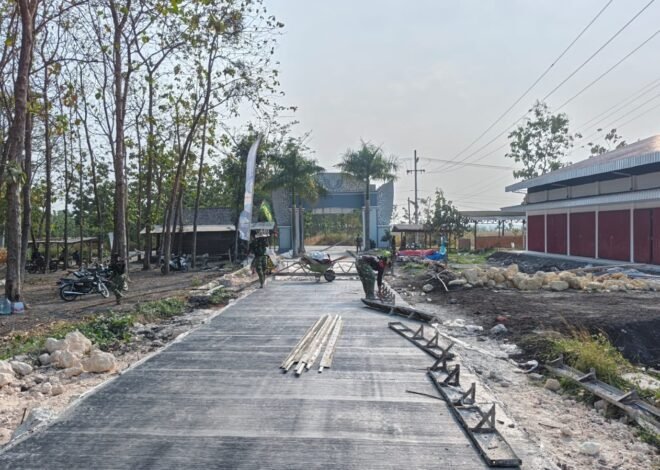 Awali Hari dengan Semangat Gotong Royong, Rutinitas Pagi Satgas TMMD 129 Angkat dan Pasang Bekisting Jalan Rabat Beton