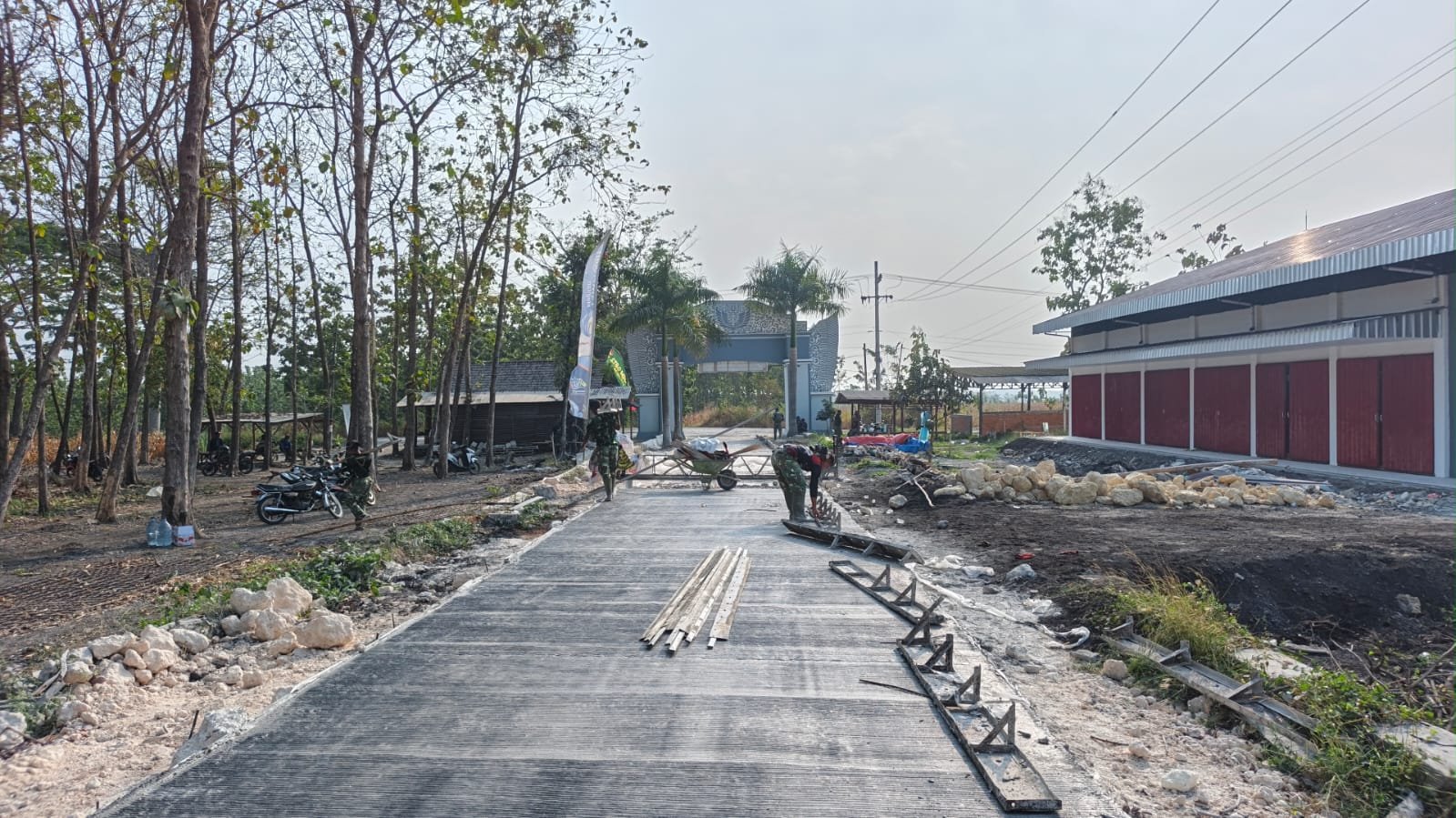Awali Hari dengan Semangat Gotong Royong, Rutinitas Pagi Satgas TMMD 129 Angkat dan Pasang Bekisting Jalan Rabat Beton