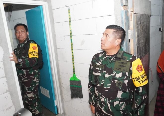 Tinjau Hasil Perbaikan Rumah Bu Kemi yang Hampir Rampung, Ketua Tim Wasev TMMD 129 Apresiasi Kerja Satgas