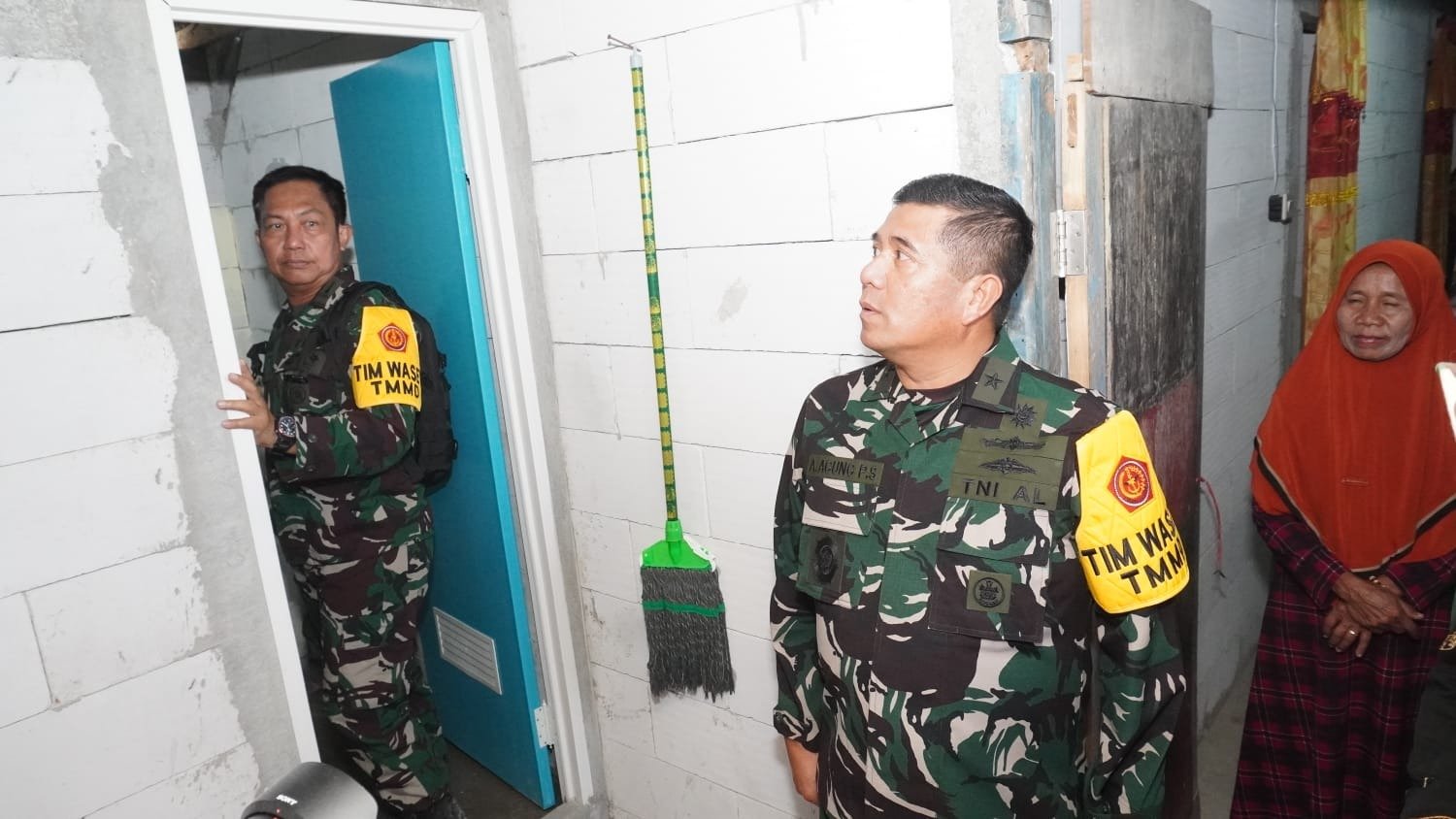 Tinjau Hasil Perbaikan Rumah Bu Kemi yang Hampir Rampung, Ketua Tim Wasev TMMD 129 Apresiasi Kerja Satgas