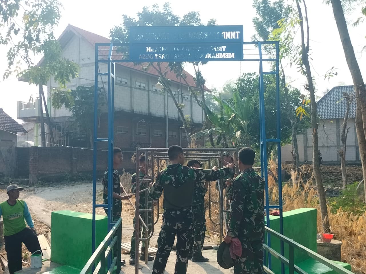 Satgas TMMD Kodim 0813/Bojonegoro Percantik Besi Pengaman Jembatan Melalui Pengecatan