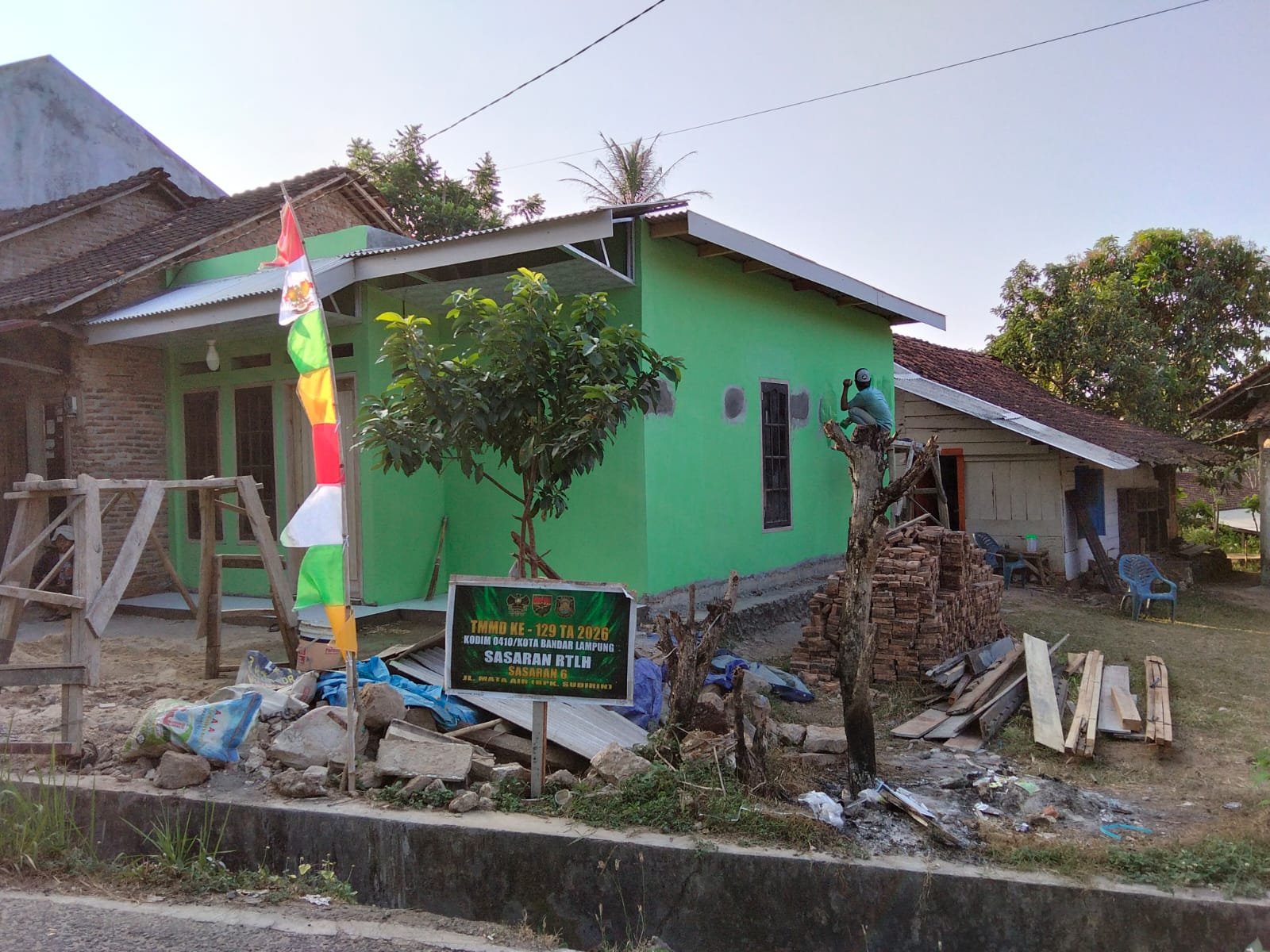 RTLH Bapak Sudirin Terus Dikerjakan, Satgas TMMD Selesaikan Rumah dari Struktur hingga Finishing