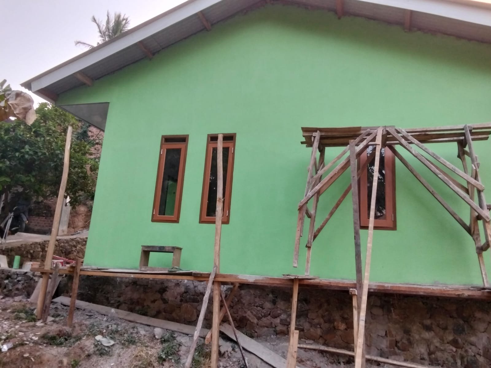 Rumah Syahrul Masuki Tahap Pengecatan, Satgas TMMD ke-129 Perkuat Kualitas Hunian Warga