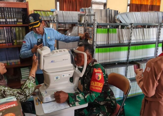 Cegah Gangguan Penglihatan Sejak Dini, Satgas TMMD 129 dan RSMM Jatim Gelar Bakti Sosial Kesehatan Mata Bagi 60 Siswa SMAN 1 Ngimbang