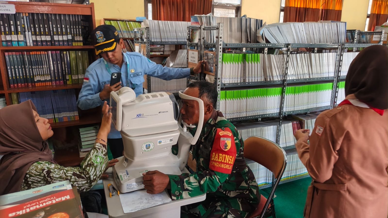 Cegah Gangguan Penglihatan Sejak Dini, Satgas TMMD 129 dan RSMM Jatim Gelar Bakti Sosial Kesehatan Mata Bagi 60 Siswa SMAN 1 Ngimbang