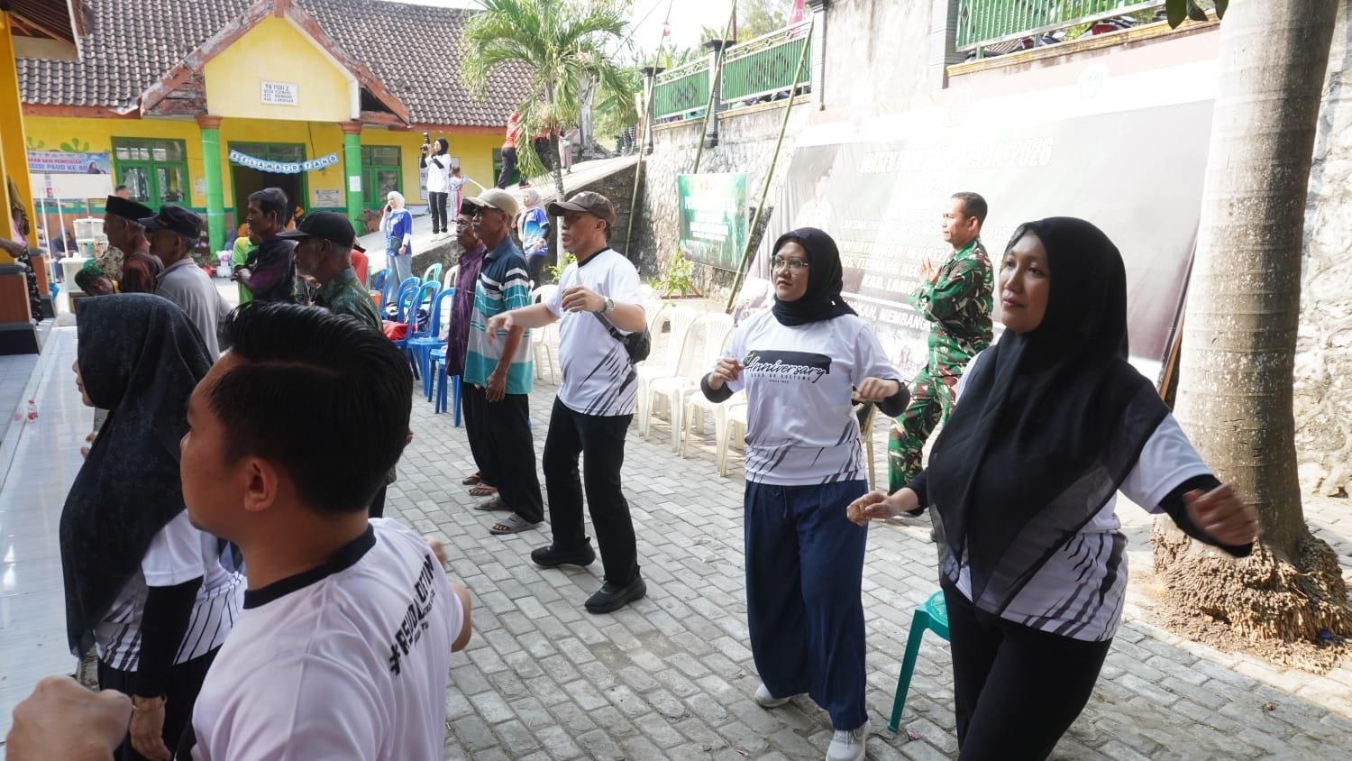 Sinergi Positif TMMD ke-129 Kodim 0812/Lamongan dan RSUD dr. Soetomo: Hadirkan Senam Bersama dan Layanan Kesehatan Lansia di Desa Tlemang