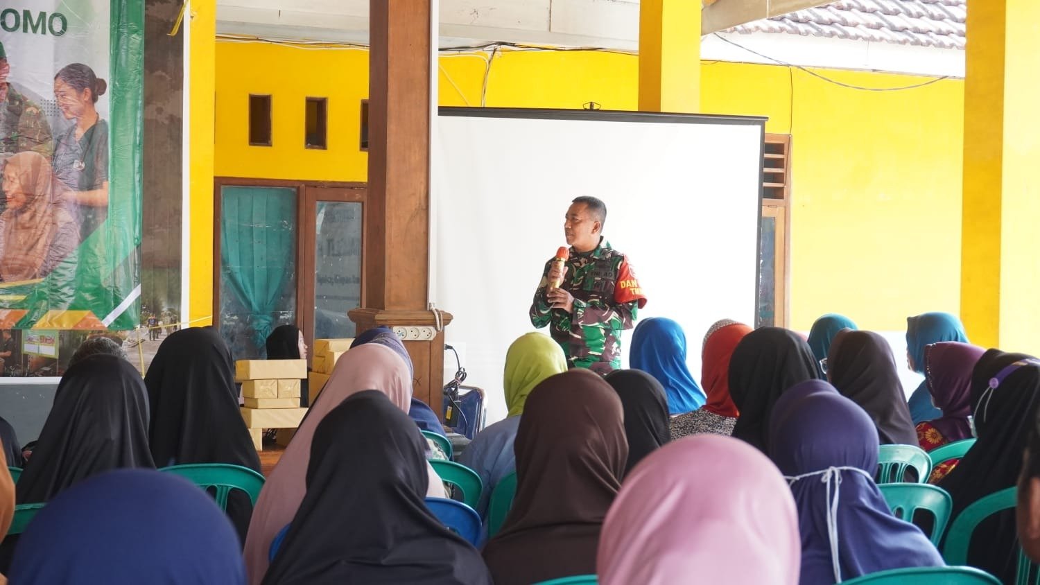 Wujudkan Lansia Sehat dan Sejahtera, Satgas TMMD 129 Bersama RSUD Dr. Soetomo Gelar Bakti Sosial Kesehatan di Balai Desa Tlemang