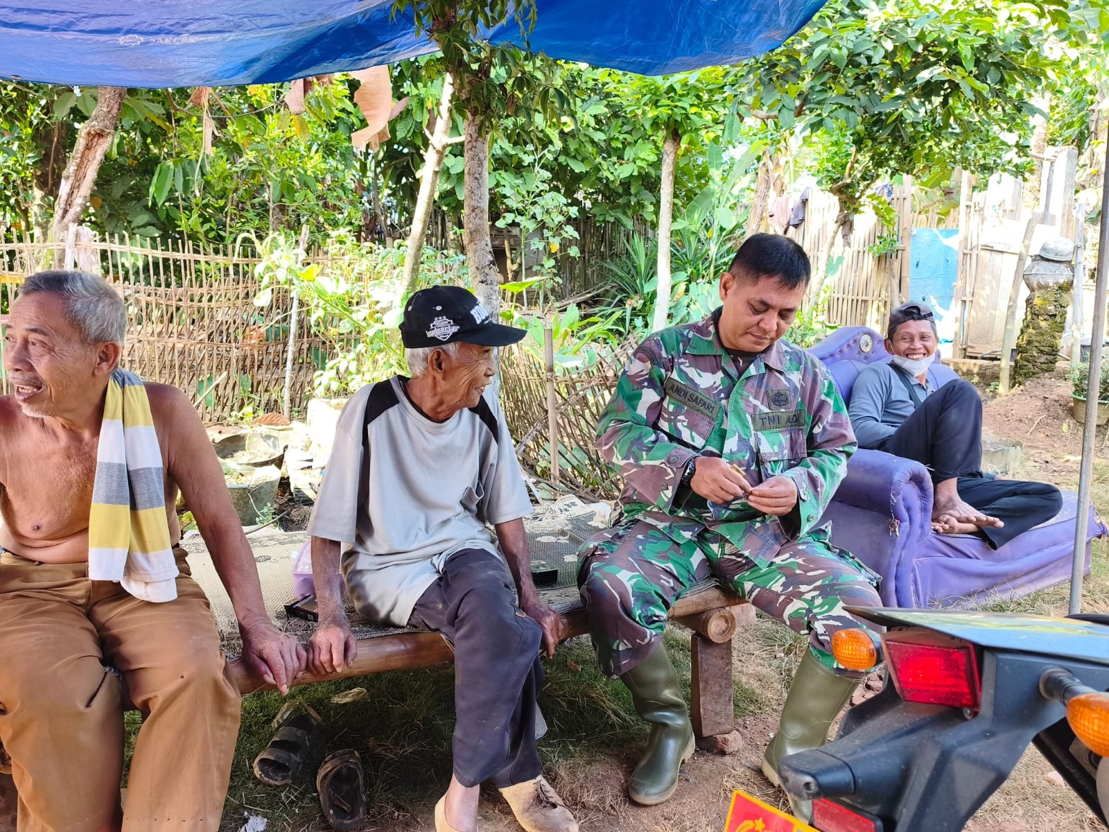 Menjelang HUT RI ke-81 dan Penutupan TMMD, Satgas Kodim 0412/Lampung Utara Pererat Silaturahmi dengan Warga.