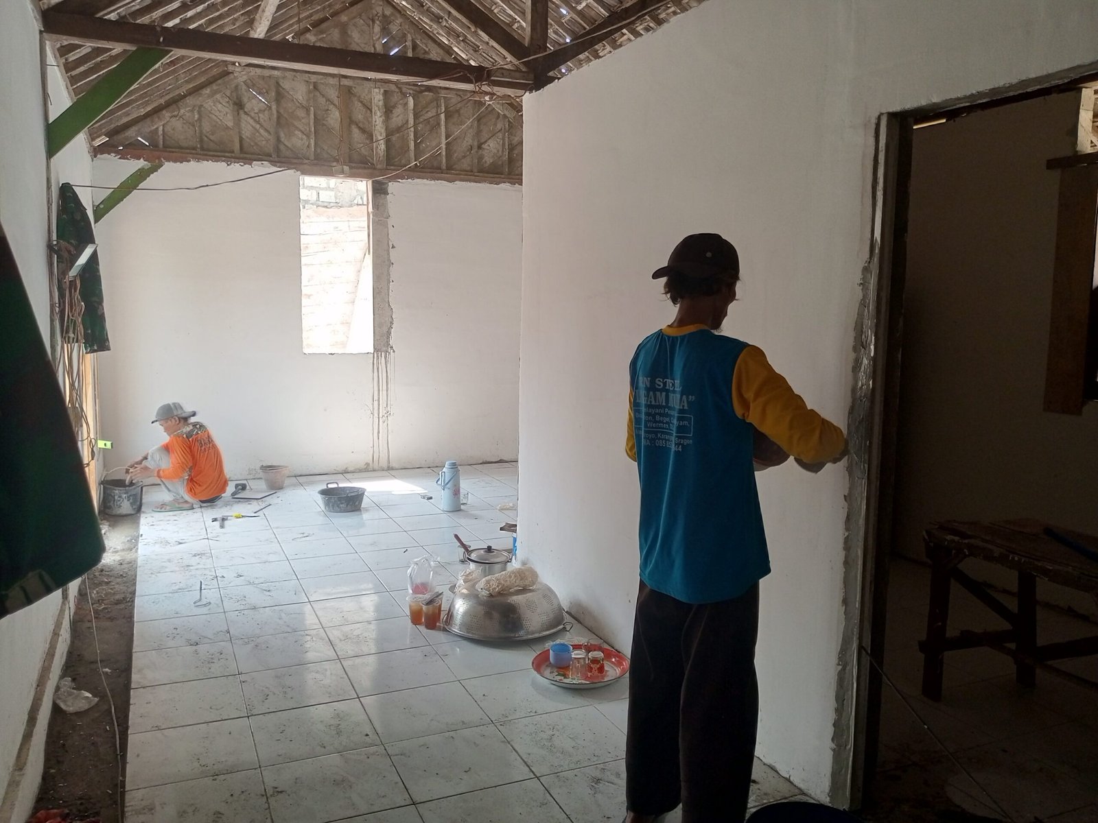 Tahap Finishing RTLH Bapak Kardo Dimulai, Satgas TMMD Fokus Lakukan Pengecatan