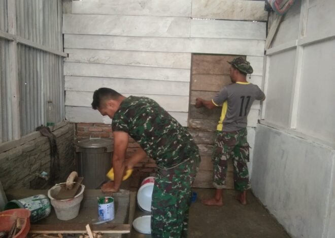 Pintu Kamar Mandi RTLH Bapak Bella dipasang oleh Serma Abidin dan TMMD