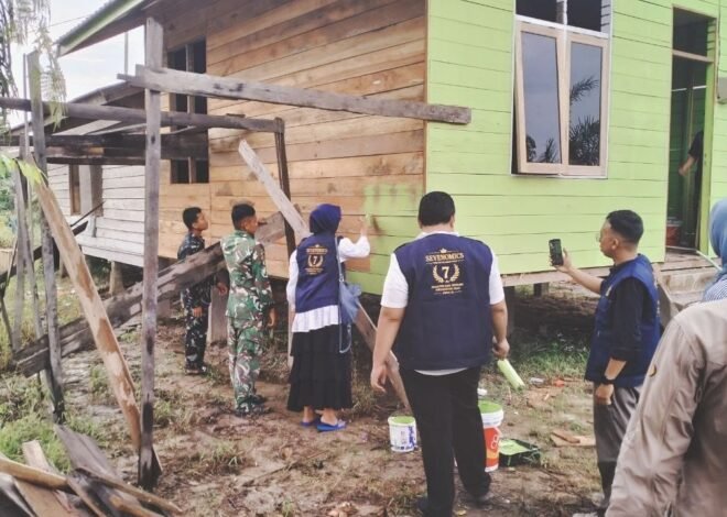 ​Perkuat Kemanunggalan dan Gotong Royong, Satgas TMMD ke-129 Kodim 0313/KPR Bersama Mahasiswa UNRI Pulas Rumah Bapak Dedi