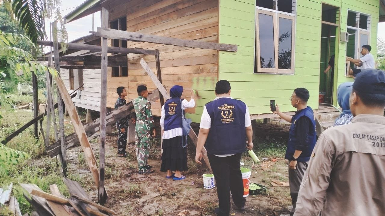 ​Perkuat Kemanunggalan dan Gotong Royong, Satgas TMMD ke-129 Kodim 0313/KPR Bersama Mahasiswa UNRI Pulas Rumah Bapak Dedi