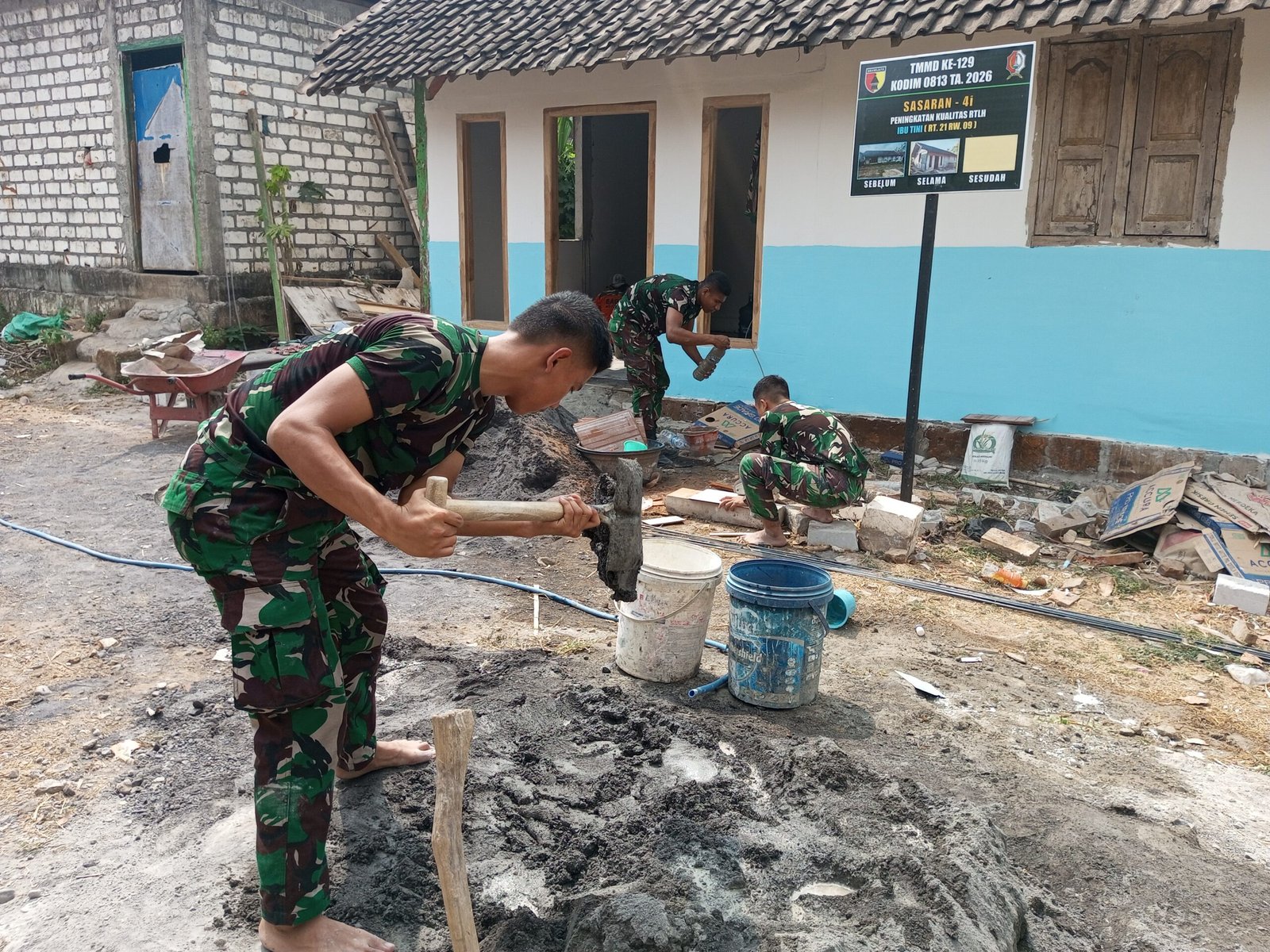 RTLH Bapak Kardo Kian Rampung, Satgas TMMD Kodim 0813/Bojonegoro Kerjakan Pengecatan