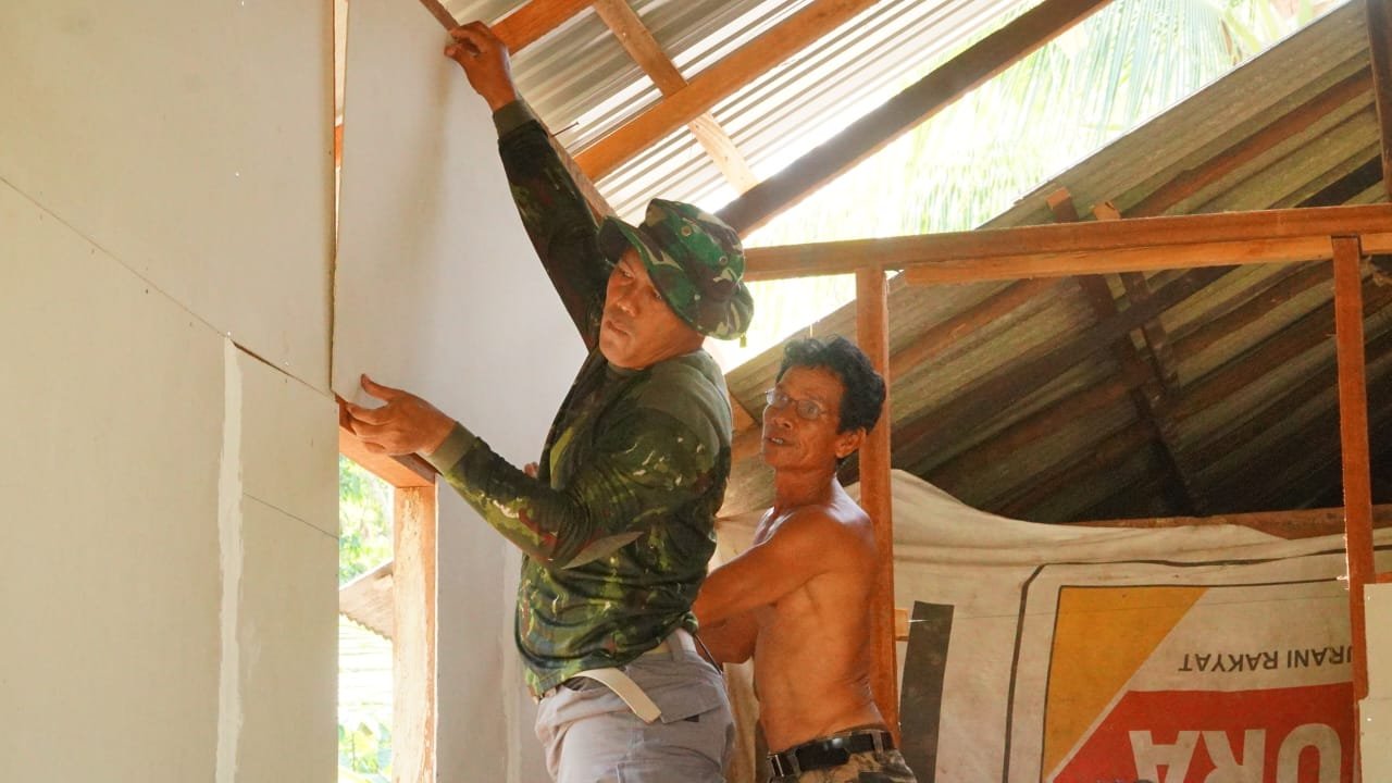 Satgas TMMD dan Warga Kompak Pasang Dinding Kalsibut, Wujudkan Hunian Layak bagi Masyarakat