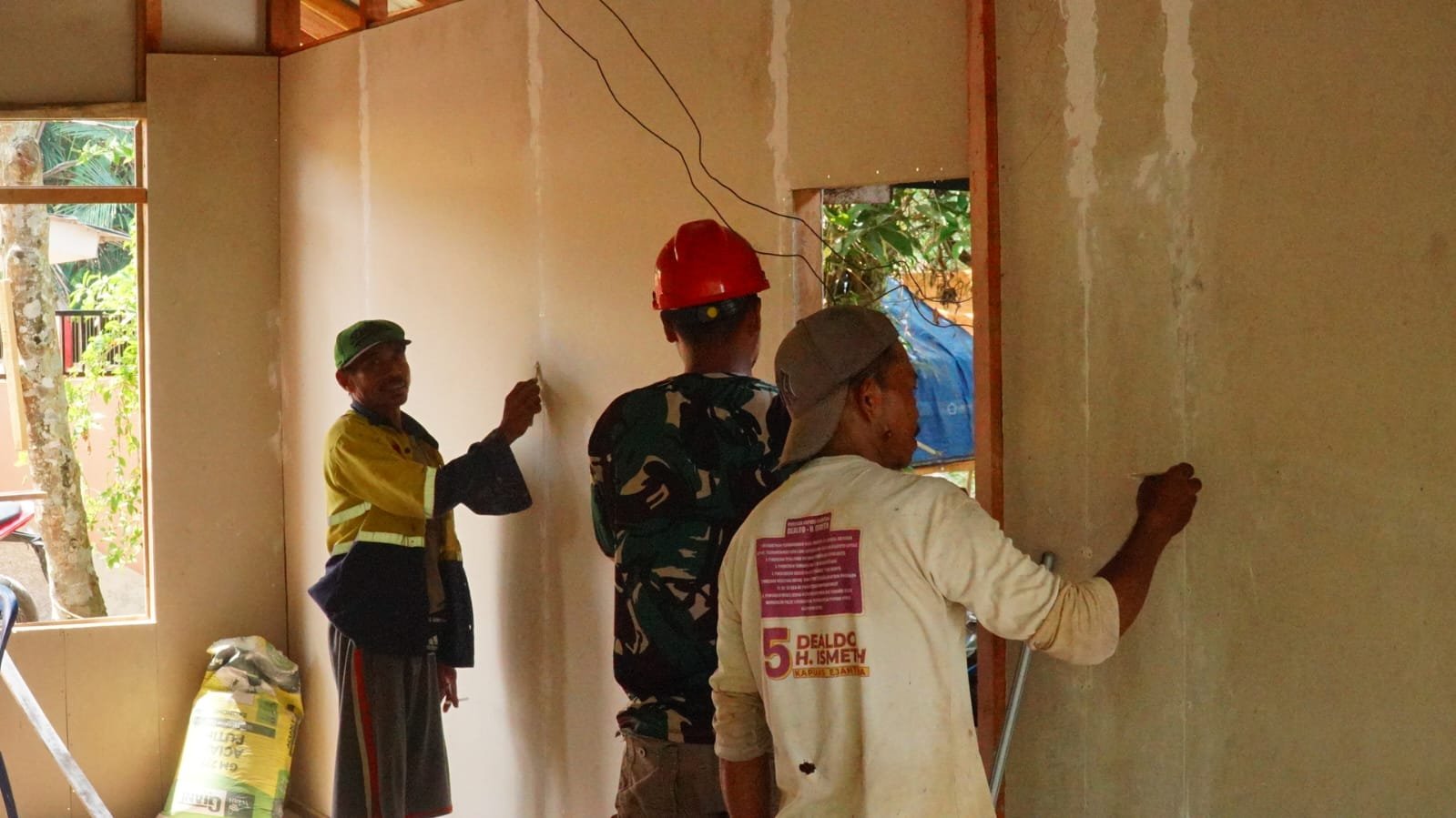 Satgas TMMD dan Warga Kompak, Pendempulan Dinding Kalsibut Perkuat Hunian Layak