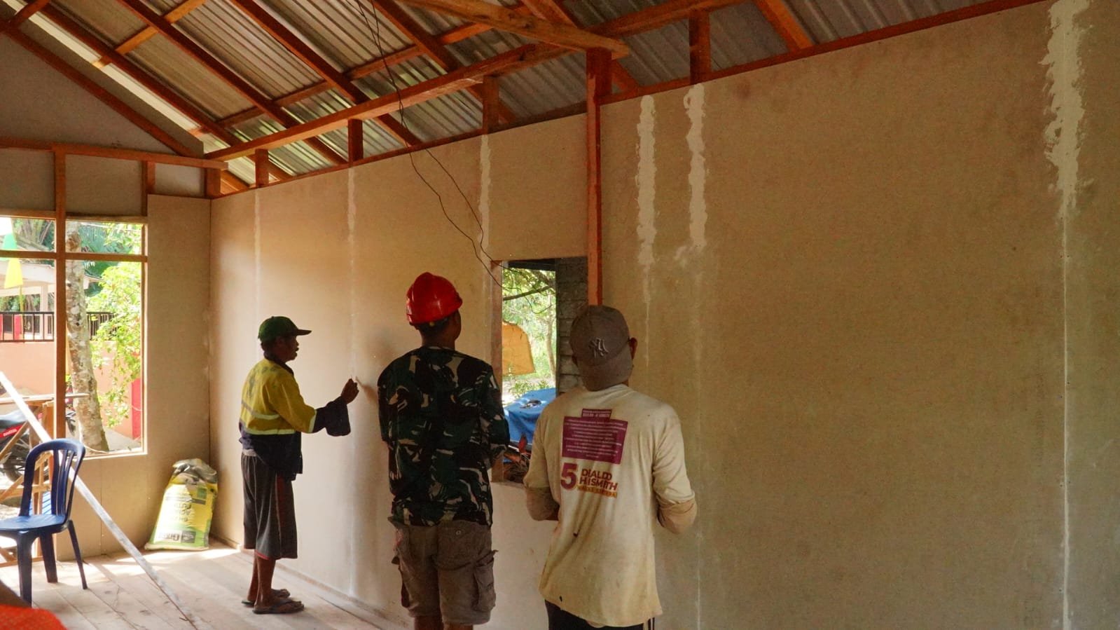 Gotong Royong Pendempulan Dinding RTLH, Satgas TMMD dan Warga Percepat Pembangunan