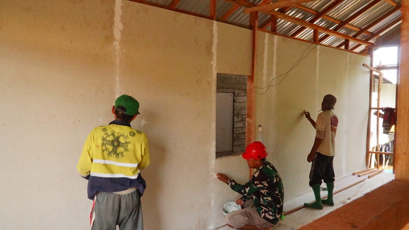 Gotong Royong Satukan Satgas TMMD dan Warga, Pembangunan Rumah Terus Dikebut