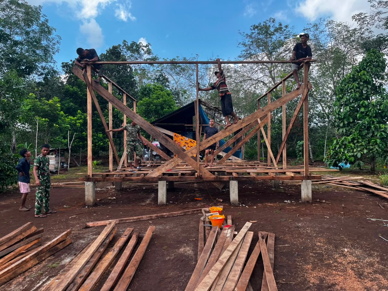 Pembangunan Rumah Bapak Diasan, Satgas TMMD Ke-129 Percepat Kegiatan di Desa Parit Baru
