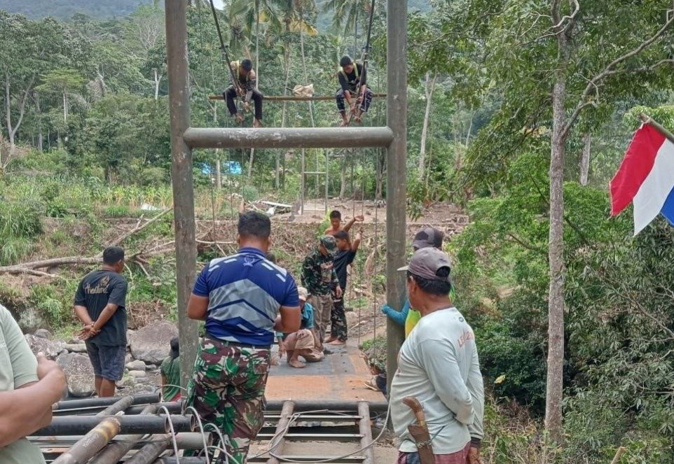 Kolaborasi TNI dan Masyarakat dalam Pembangunan Jembatan Gantung di Kecamatan Bontocani