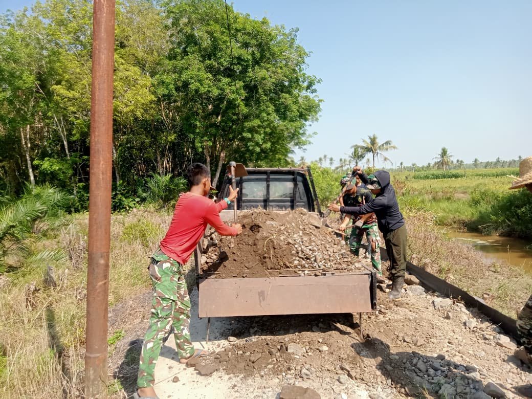 Satgas TMMD dan Warga Kompak Timbun Badan Jalan 1,2 Kilometer