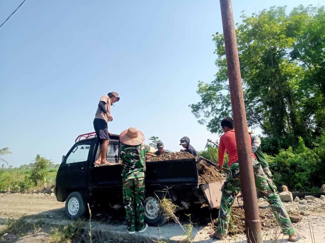 Gotong Royong Timbun Jalan, Satgas TMMD Bantu Buka Akses Lebih Lancar bagi Warga