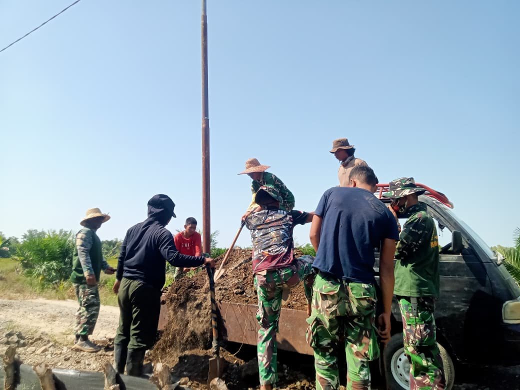 Kerja Bersama Satgas TMMD dan Warga, Jalan Desa Bandar Raya Makin Nyata
