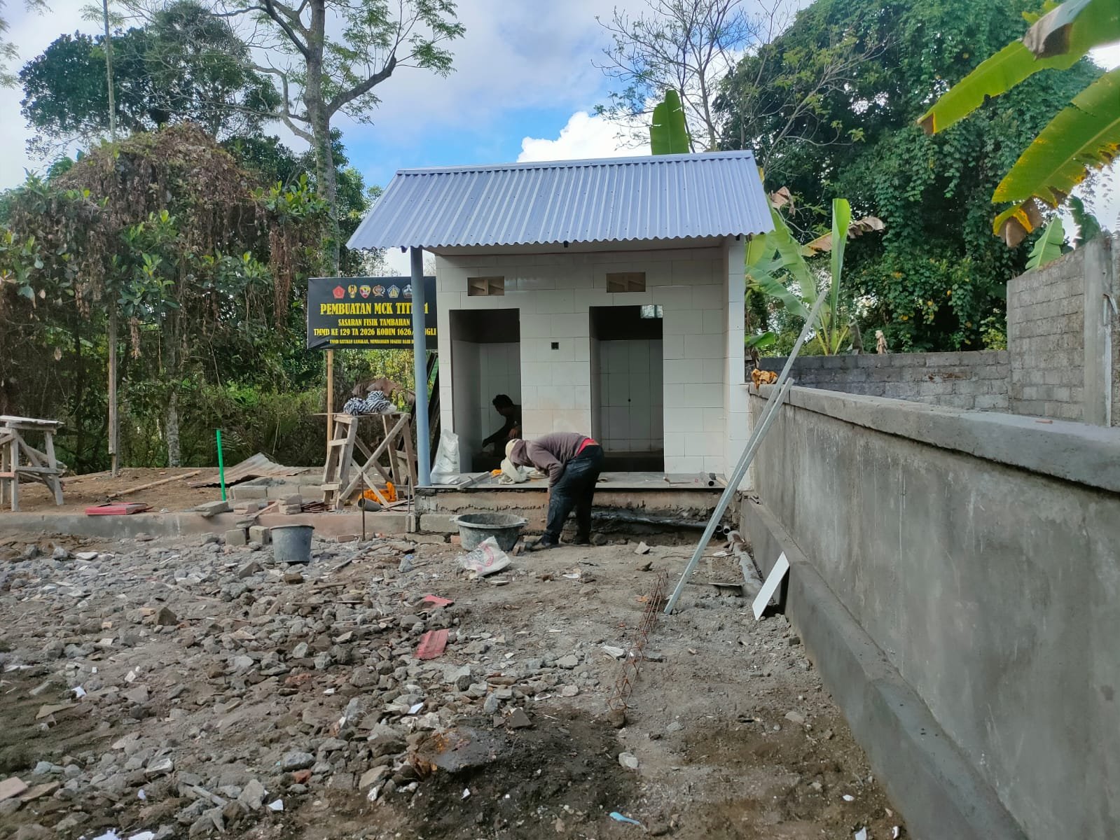 Gotong Royong Warnai Pembangunan MCK Fasum, Satgas TMMD dan Warga Sekardadi Kompak Bekerja