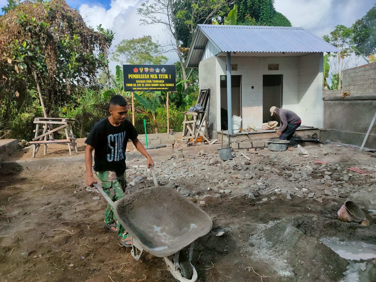 Tingkatkan Fasilitas Sanitasi, Satgas TMMD Kodim 1626/Bangli Bangun MCK untuk Warga Sekardadi