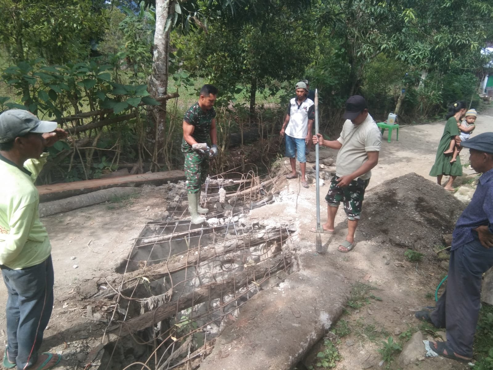 Kolaborasi Satgas dan Masyarakat dalam Proyek Jembatan Gantung
