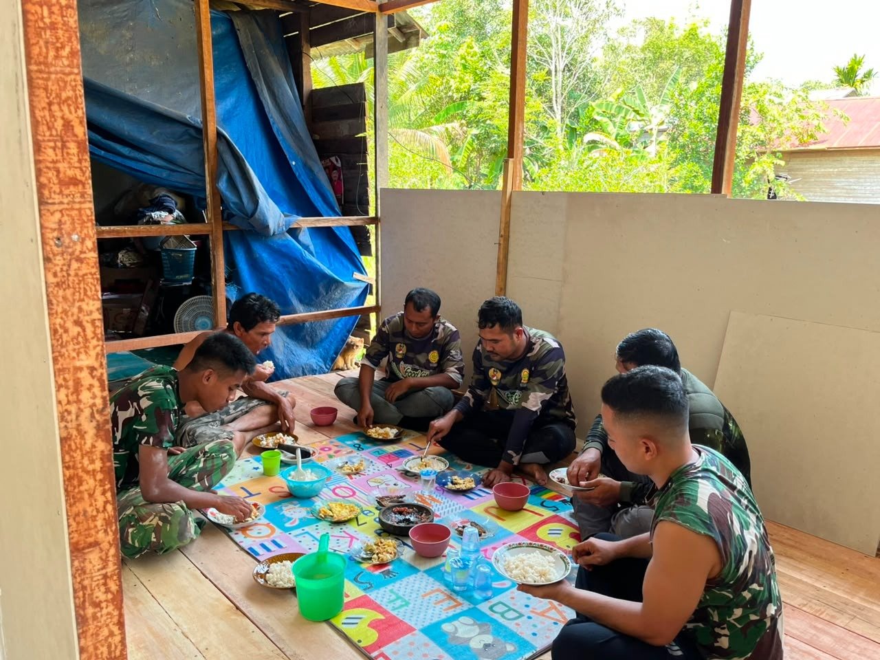 Makan Bersama Satgas TMMD dan Warga, Wujud Nyata Kemanunggalan TNI dengan Rakyat