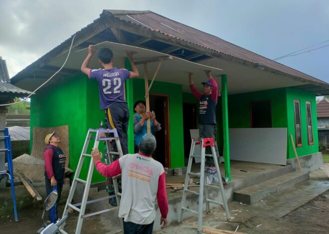 Rehab RTLH Wayan Pasta Terus Dikebut, Satgas TMMD Ke-129 Kodim 1626/Bangli Pasang Plafon Rumah