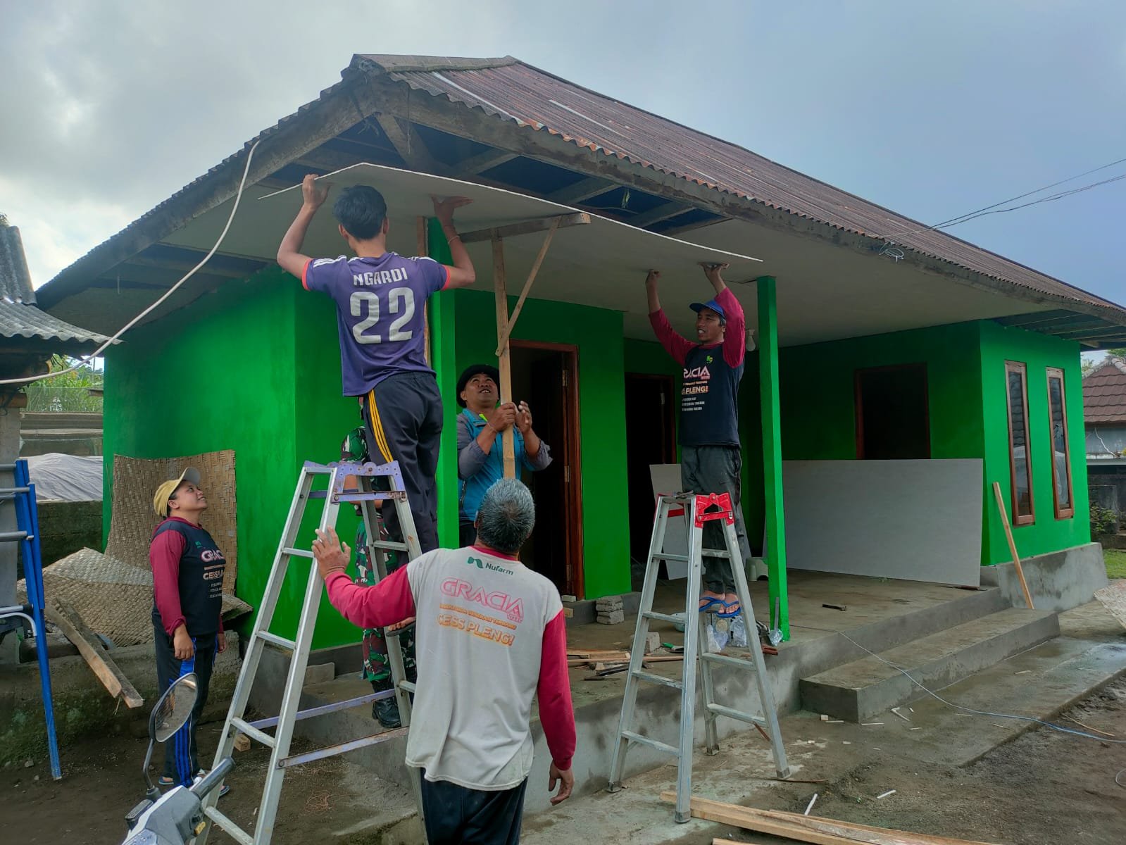 Rehab RTLH Wayan Pasta Terus Dikebut, Satgas TMMD Ke-129 Kodim 1626/Bangli Pasang Plafon Rumah