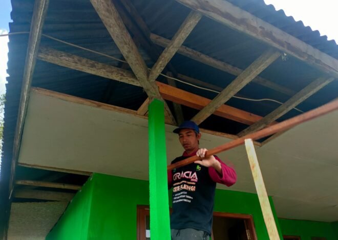 Gotong Royong Warnai Rehab Rumah Wayan Pasta, Satgas TMMD Ke-129 Pasang Plafon Bersama Warga