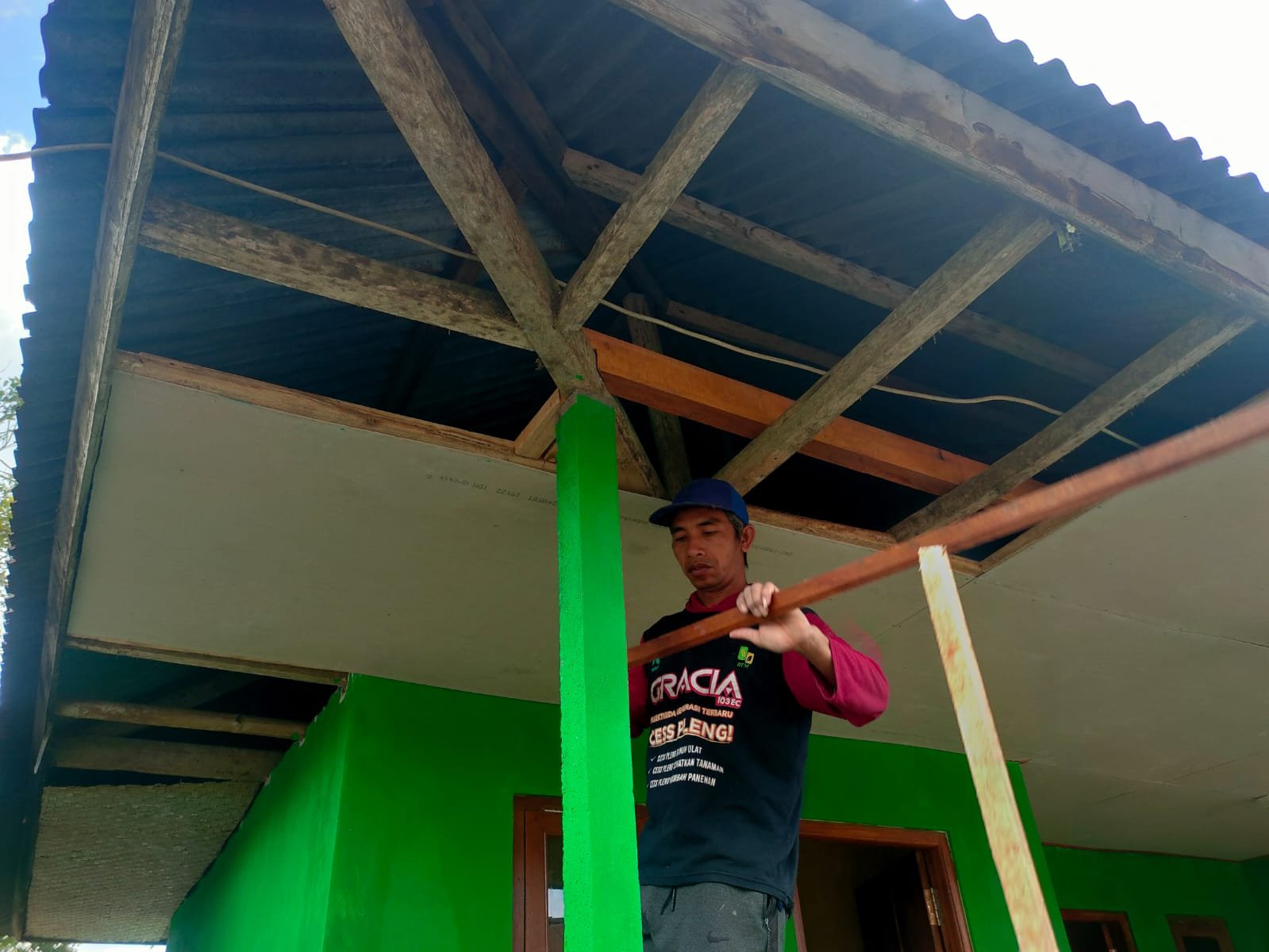 Gotong Royong Warnai Rehab Rumah Wayan Pasta, Satgas TMMD Ke-129 Pasang Plafon Bersama Warga