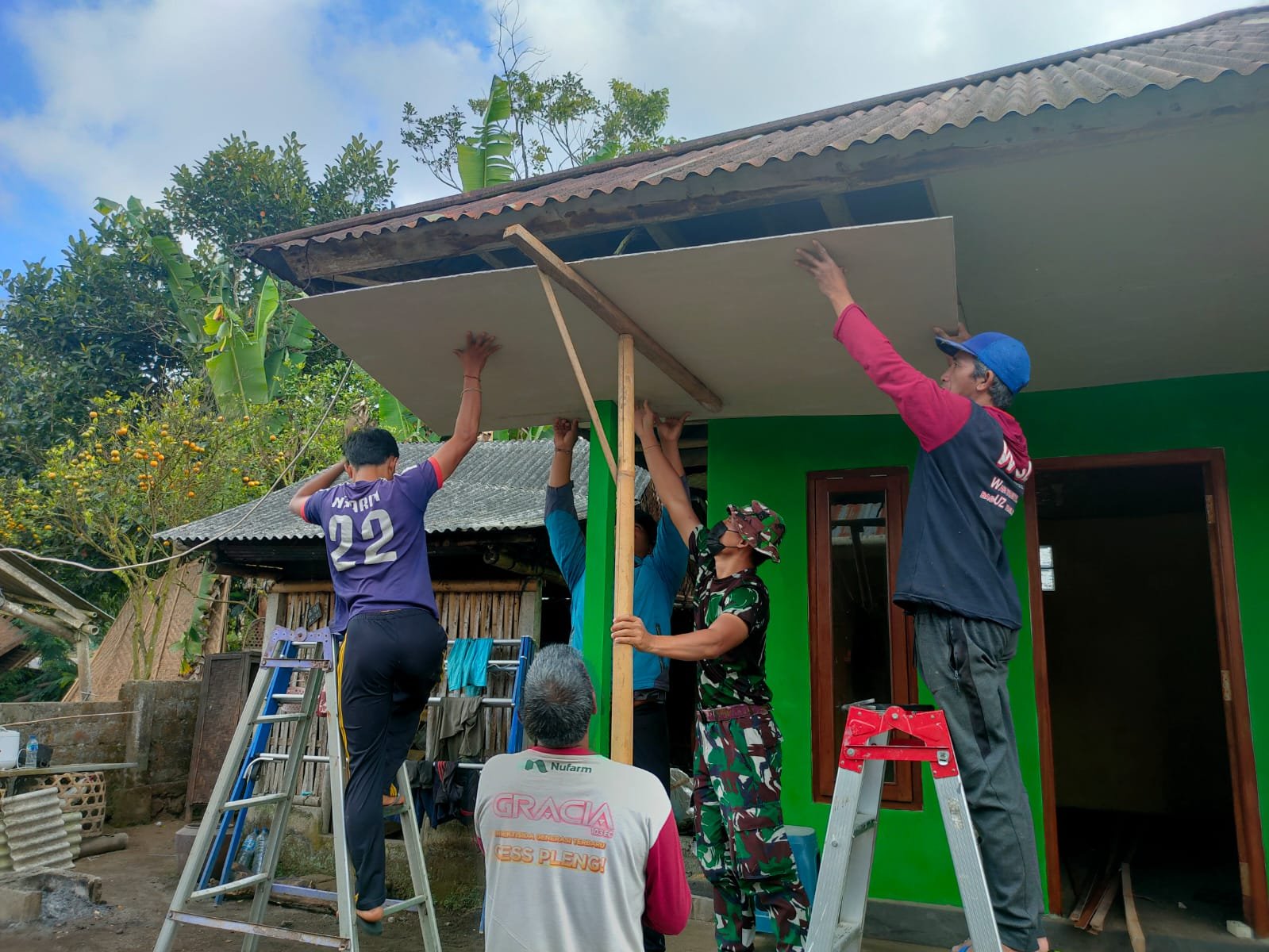 Tingkatkan Kenyamanan Hunian, Satgas TMMD Ke-129 Sempurnakan Rehab Rumah Wayan Pasta