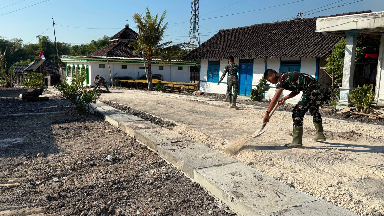 Gotong Royong Satgas TMMD dan Warga Percepat Pembangunan Drainase di Dusun Krebet