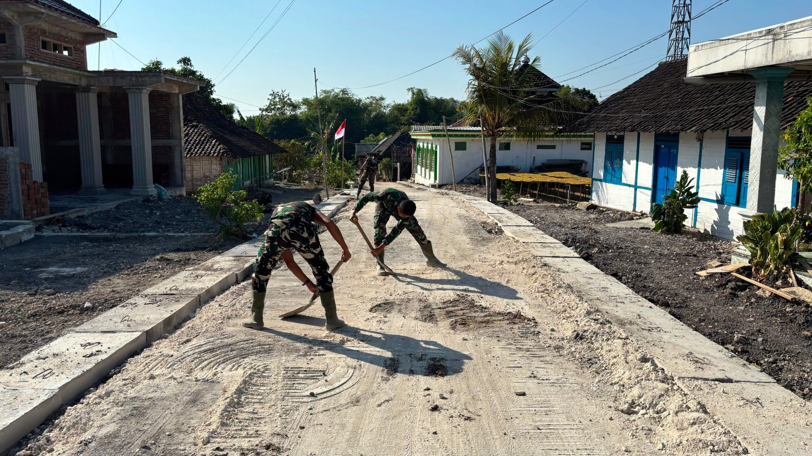 Sinergi Satgas TMMD dan Warga Warnai Pembangunan Drainase Depan Masjid Dusun Krebet