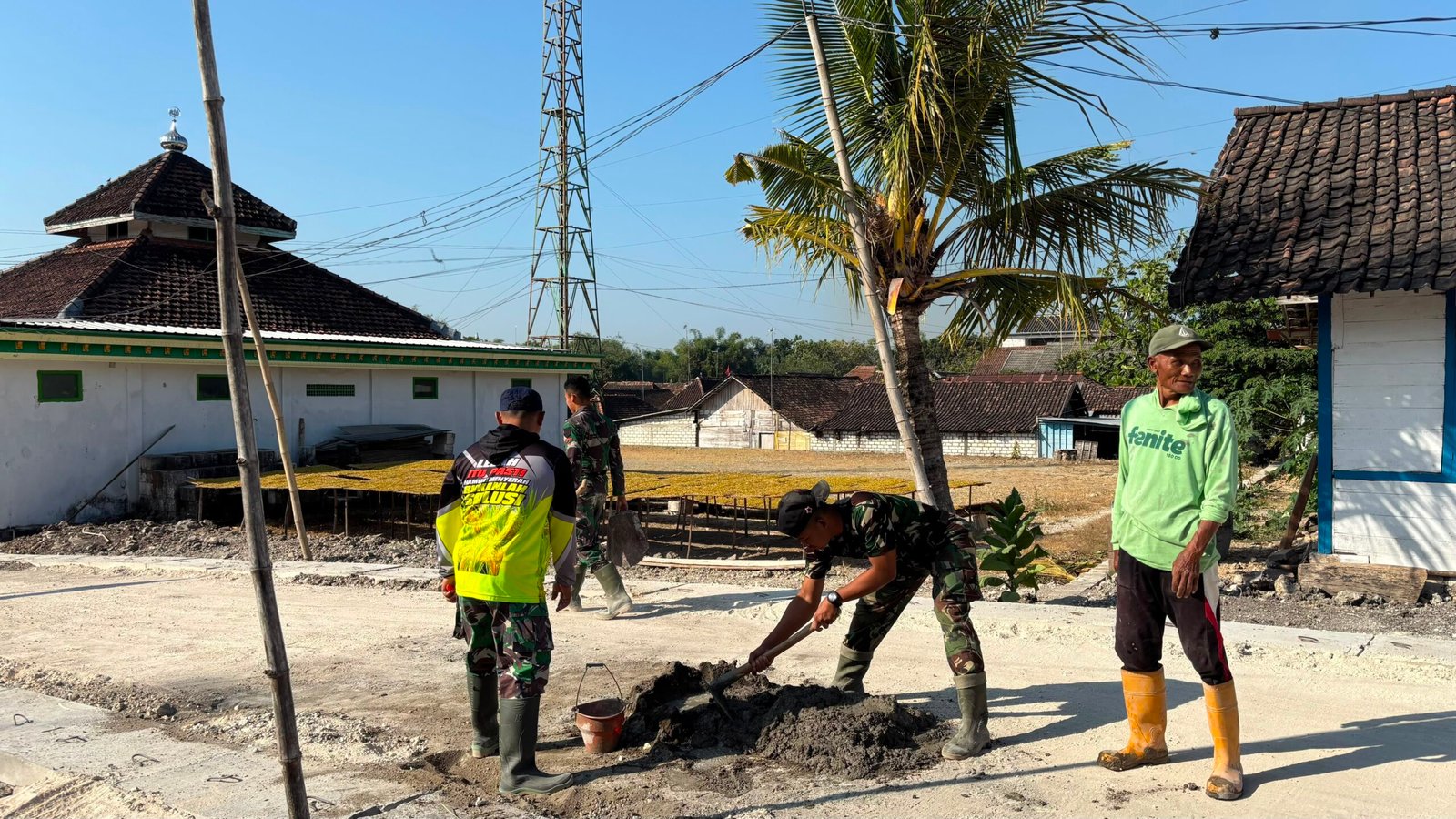 Kebersamaan Satgas TMMD dan Warga Wujudkan Drainase Berkualitas di Dusun Krebet
