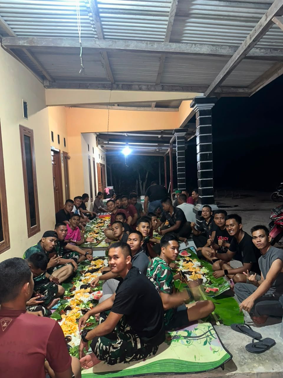 Malam Penuh Keakraban, Satgas TMMD dan Warga Desa Deniang Larut dalam Kebersamaan
