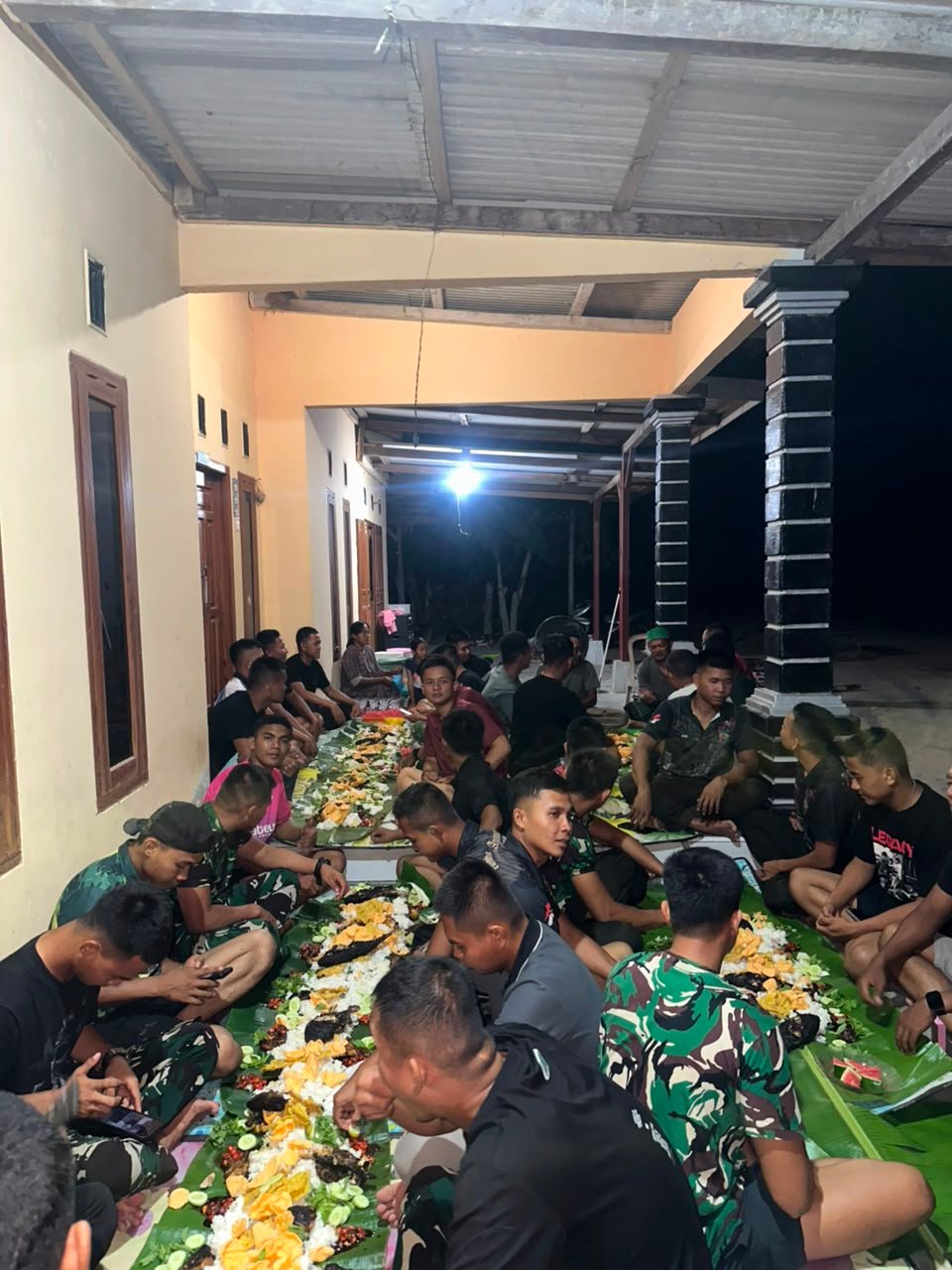 Bakar-Bakar Bersama Warga, Satgas TMMD Ke-129 Perkuat Kemanunggalan TNI-Rakyat
