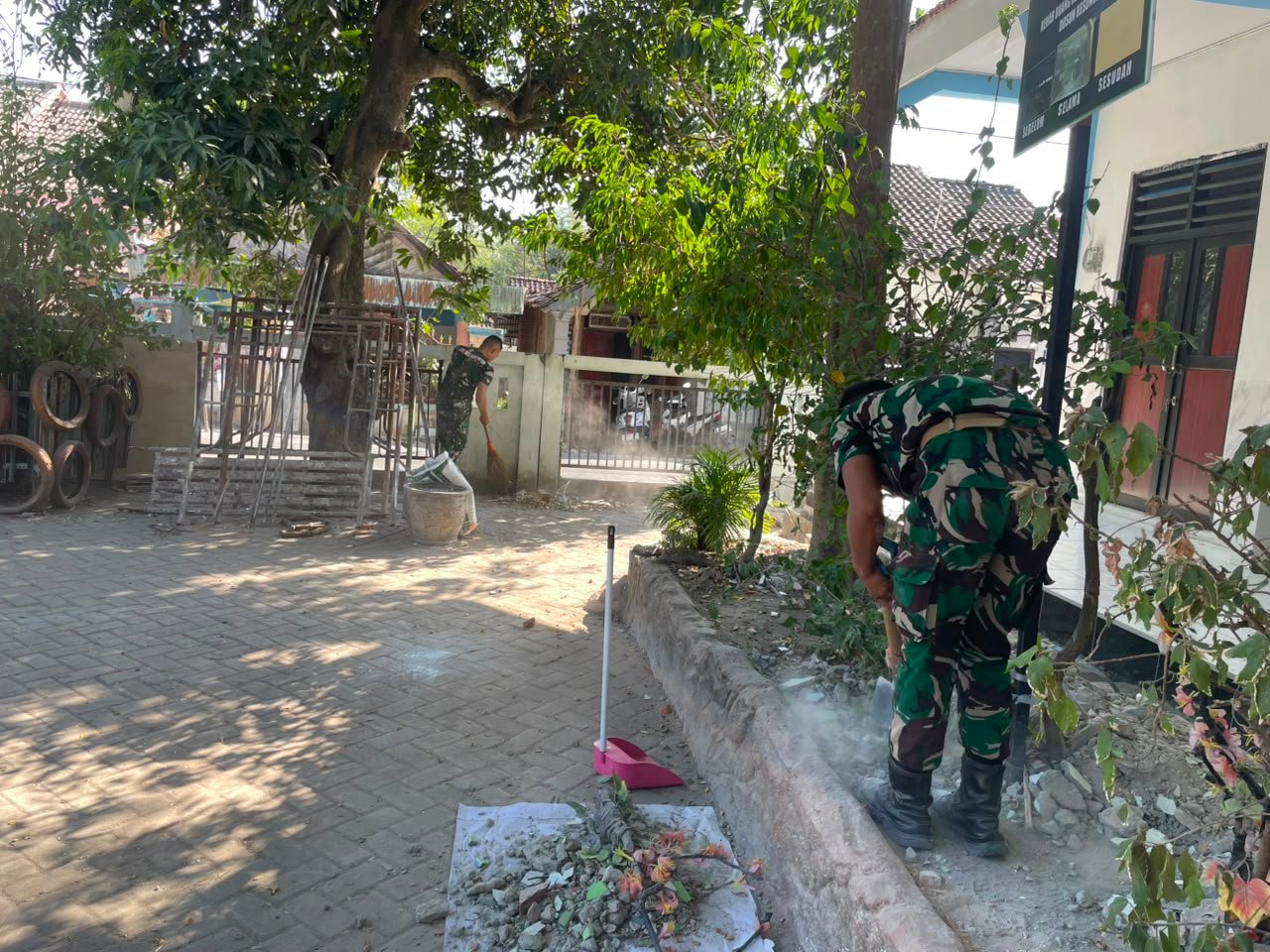 Rehabilitasi SDN Kesongo 1 Berlanjut, Satgas TMMD Fokus Lakukan Pengecatan