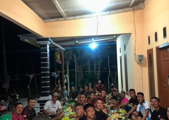 Lepas Penat Usai Bekerja, Satgas TMMD dan Warga Desa Deniang Nikmati Hidangan Sederhana