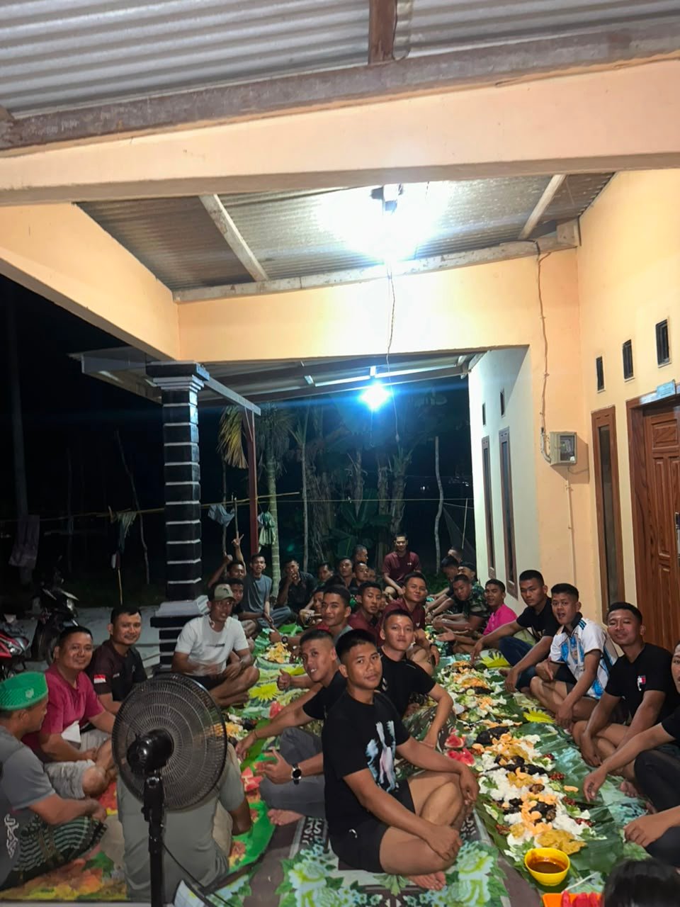 Lepas Penat Usai Bekerja, Satgas TMMD dan Warga Desa Deniang Nikmati Hidangan Sederhana