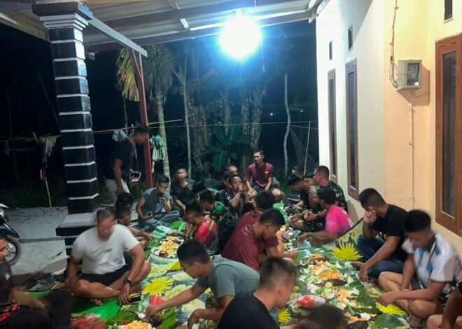 Tanpa Sekat, Prajurit dan Warga Desa Deniang Duduk Bersama Nikmati Makan Malam