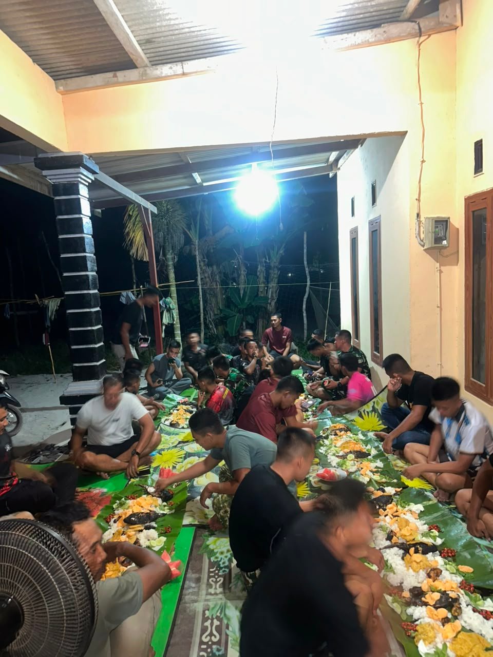Tanpa Sekat, Prajurit dan Warga Desa Deniang Duduk Bersama Nikmati Makan Malam