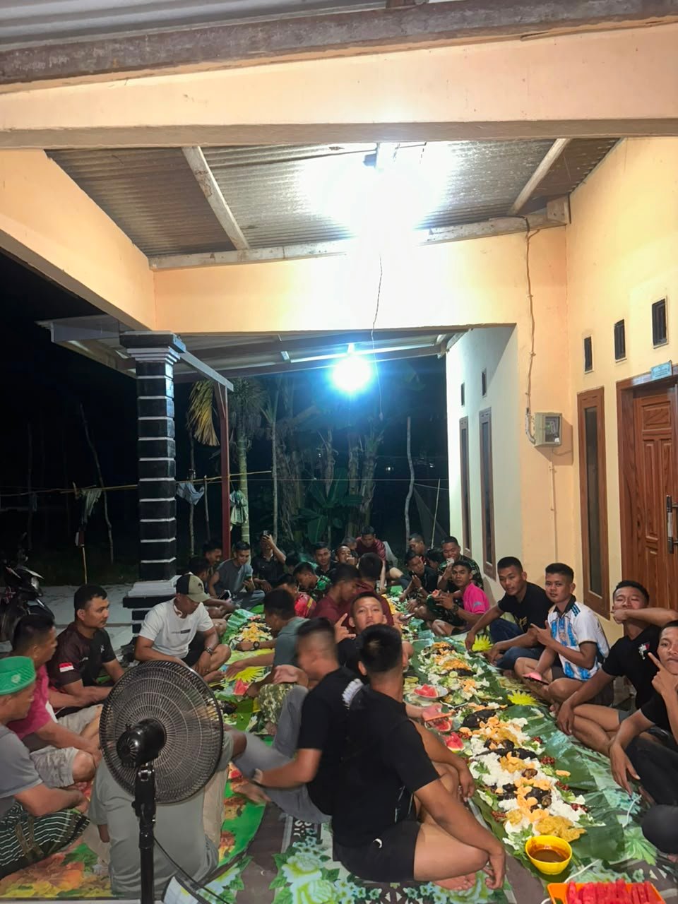 Dari Lapangan ke Meja Makan, Satgas TMMD Ke-129 dan Warga Makin Kompak