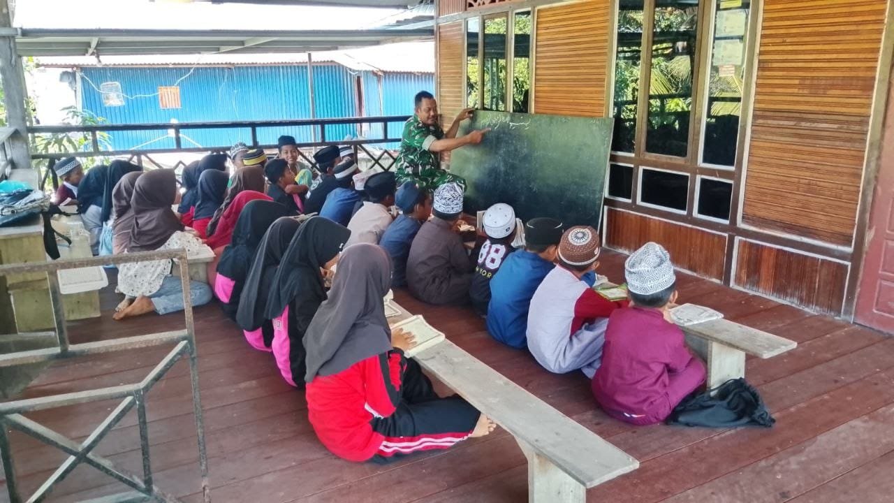 Sentuhan Humanis TMMD Ke-129, Satgas Kodim 1404/Pinrang Ajarkan Baca Tulis Al-Qur’an kepada Anak-Anak Desa Tanratuo